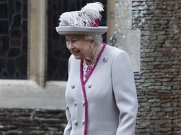 Britská královna Albta II. vychází po skonení bohosluby z kostela svaté...
