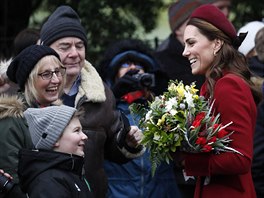 Vévodkyn Kate se zdraví s veejností (25. prosince 2018, Sandringham, Anglie).
