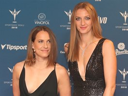 Petra Kvitová (vpravo) a Barbora Strýcová ped vyhláením ankety Sportovec...