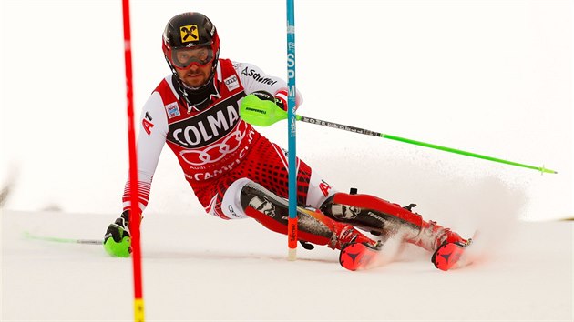Marcel Hirscher na trati slalomu v Madonn di Campiglio.