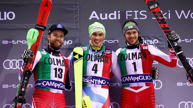 Daniel Yule (uprosted) se smje nejvc - slalom v Madonn di Campiglio toti vyhrl. Vlevo je Marco Schwarz a vpravo tet Michael Matt.