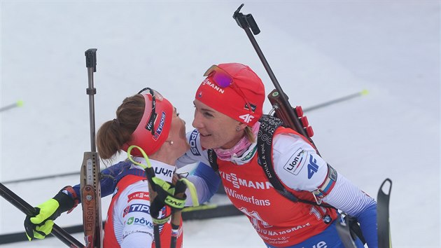 SKVL ZVOD. V kln s hromadnm startem v Novm Mst na Morav triumfovaly Slovenky. Vlevo je druh Paulina Fialkov, vpravo vtzka Anastasia Kuzminov.