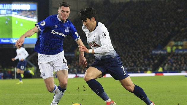 Michael Keane z Evertonu zkou zastavit prnik Heung-Min Sona z Tottenhamu.