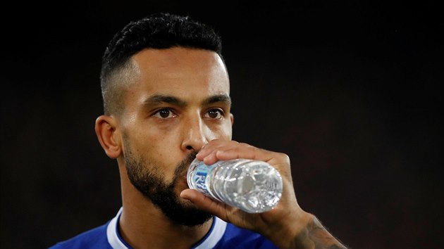 Theo Walcott z Evertonu se oberstvuje pi utkn proti Tottenhamu.