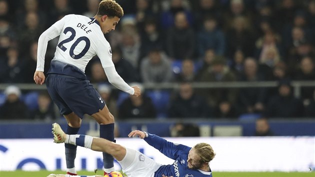 Dele Alli z Tottenhamu zpol s Tomem Daviesem (na zemi) z Evertonu.