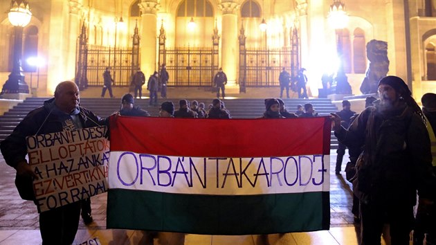 Lid v Budapeti opt protestuj proti takzvanmu otrockmu zkonu. Npis na vlajce hls: Zmiz, Orbne. (21. prosince 2018)