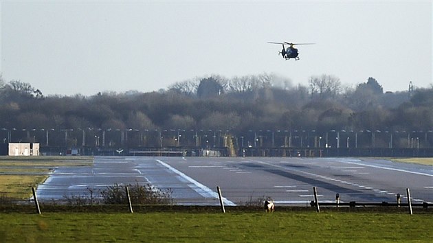 Londnsk policie pi ptrn po pilotovi dronu vyuv tak helikoptru.