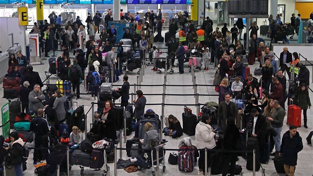 Lid se tsn v prostorch jinho terminlu letit Gatwick. Vtina let byla zruena nebo odloena na neurito