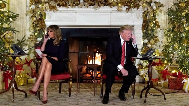 Prezident Donald Trump a jeho manelka Melania pijali nkolik tradinch telefont. (24. prosince 2018)