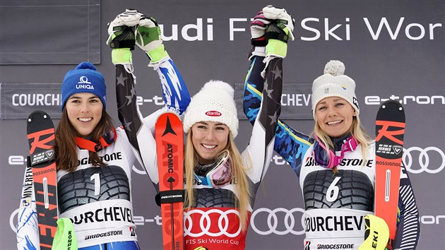 Stupn vtzek ze slalomu v Courchevelu. Zleva: Petra Vlhov ze Slovenka, Mikaela Shiffrinov z USA, Frida Hansdotterov.