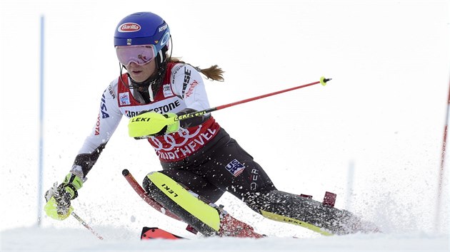 Amerianka Mikaela Shiffrinov na trati slalomu v Courchevelu.