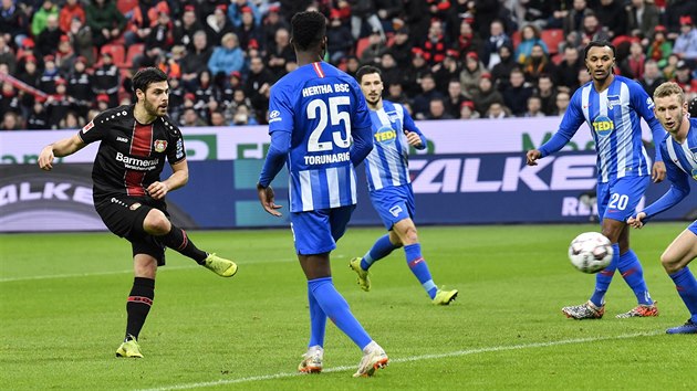 Kevin Volland z Leverkusenu (vlevo) stl na brnu Herthy v zpase nmeck ligy.