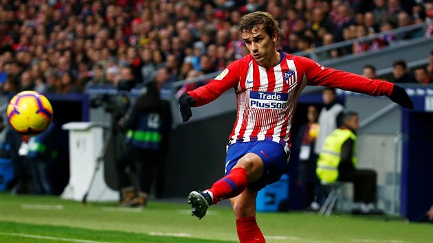 Antoine Griezmann z Atltica Madrid centruje v utkn proti Espanyolu.