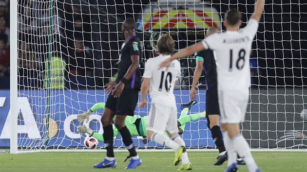 Zlonk Realu Madrid Luka Modri (uprosted) dv gl ve finlovm utkn mistrovstv svta klub proti Al Ainu.