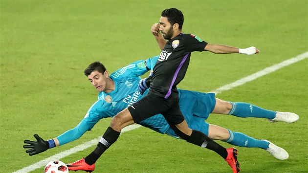 Mohammed Fayez z Al Ainu se sna pekonat branke Realu Madrid Thibauta Courtoise bhem finle mistrovstv svta klub.