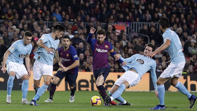 Lionel Messi z Barcelony (uprosted) se probj obranou Celty Vigo.
