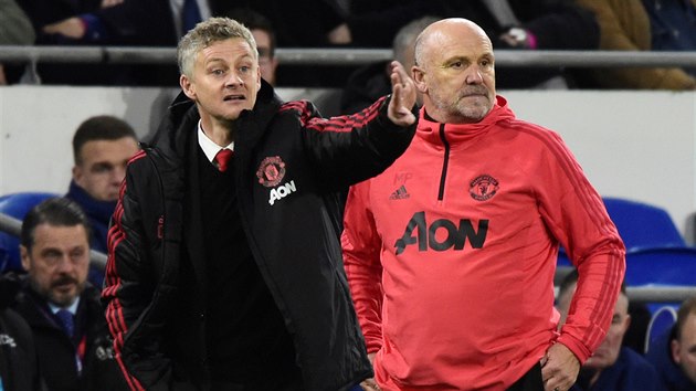 Ole Gunnar Solskjaer, nov trenr Manchesteru United (vlevo), diriguje svj celek bhem utkn proti Cardiffu.