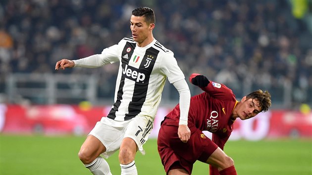 Cristiano Ronaldo z Juventusu si kryje m ped Patrikem Schickem z AS m.