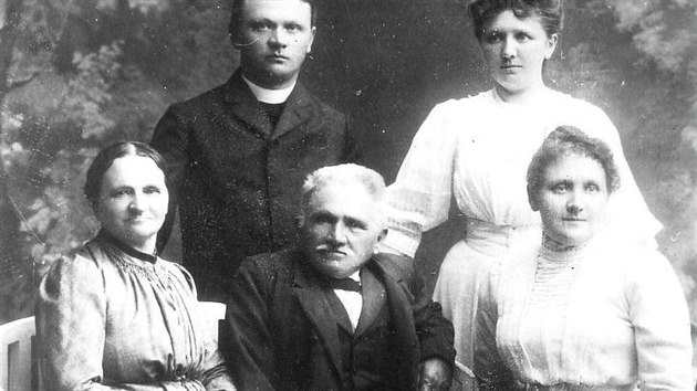 Punčochářský mistr Tomáš Krýza s manželkou, dvěma dcerami a synem Janem.