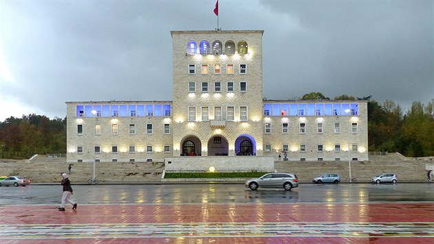 Budovou univerzity na nmst Matky Terezy vrchol jin st bulvru Nrodnch muednk. Nmst se dve uvalo k pehldkm a demonstracm na podporu albnskch komunist.