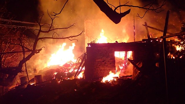 Hospodsk budova v Doln Lomn na Frdecko-Mstecku dnes shoela. Hasii uchrnili roubenku vedle.