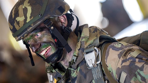 Podplukovník Ivo Zelinka (na snímku) slouží u výsadkářů od roku 2004. V Afghánistánu se zúčastnil třech misí (2007, 2009 a 2011).