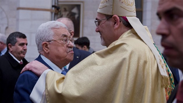 Arcibiskup Pierbattista Pizzaballa se v chrmu Narozen Pn v Betlm zdrav s pedsedou palestinsk samosprvy Mahmdem Abbsem.