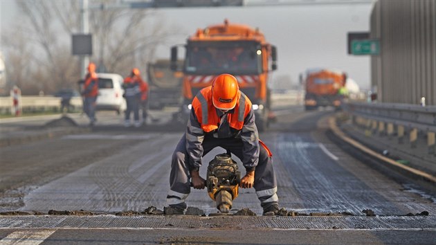 Na ostravské části dálnice D1 začaly provizorní opravy zvlněné vozovky. (12. listopadu 2018)