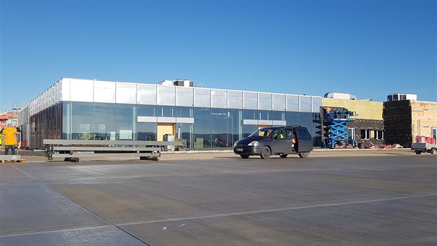 Společnost už dokončuje terminál pro cestující v Plané. Na ranveji se také uskutečnila zkouška osvětlení.