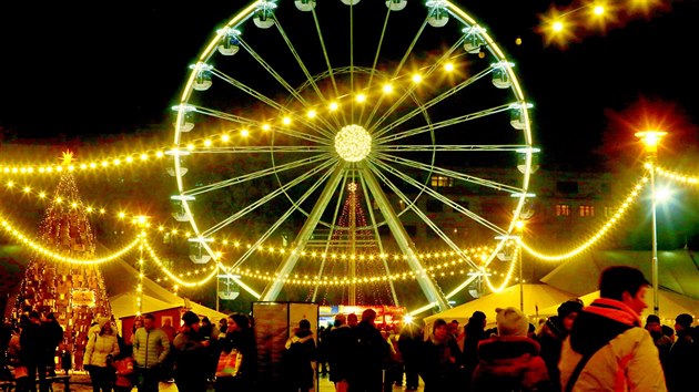 Za tmy přitahuje obří kolo na Moravském náměstí v Brně hlavně romantiky. Vánoční osvětlení trhů i samotné atrakce láká návštěvníky, kteří jsou ochotni jízdu absolvovat i v teplotách pod nulou.