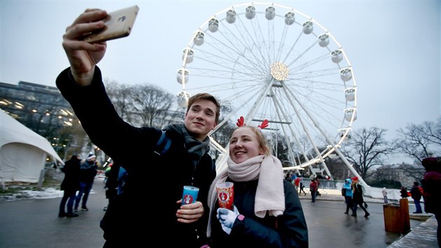 Fotka s obřím ruským kolem v pozadí bývá pro tisíce návštěvníků brněnských vánočních trhů letos skoro povinností