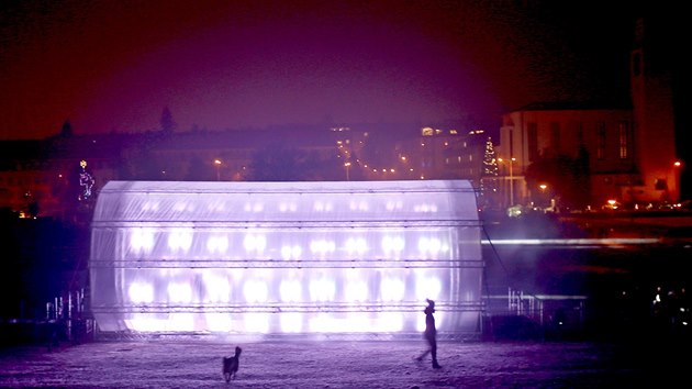 Na Kraví hoře v Brně vyrostl v pátek patnáctimetrový fotonový tunel. Zběsilá hra světel měla návštěvníky ochránit před zlými stvůrami, které získávají v den zimního slunovratu převahu.