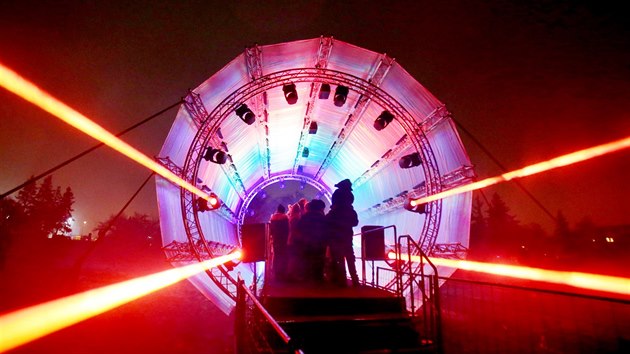 Světélka ve fotonovém tunelu na brněnské Kraví hoře reagovala na autorskou hudbu, show mohli lidé sledovat z celého parku. Nejlepší zážitek je ale čekal přímo v nitru tunelu.