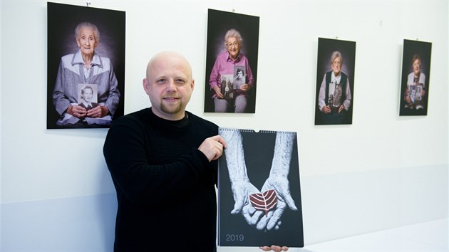 Snahou fotografa Patrika Uhle, jen spolupracuje s redakc MF DNES, bylo vdy na jednom snmku zachytit vzpomnky
a ivotn pbhy vepsan do tv seniorek.