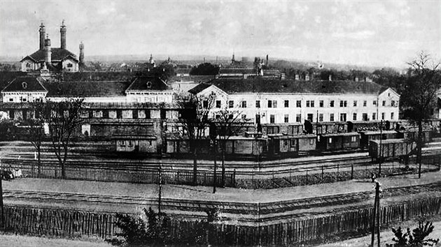 Pohled na eleznin stanici v Hodonn z obdob kolem roku 1920. Naproti jet stoj Mauthnerova sladovna.
