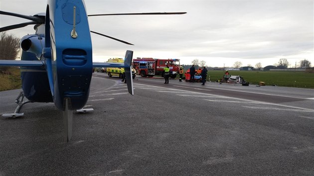 Pi srce dvou aut na kiovatce u Hodonna utrpla jedna z idiek vn zrann a byla vrtulnkem pevezena do nemocnice. Pinou nehody zejm bylo nedn pednosti.