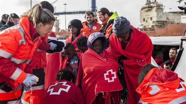 Do jihopanlskho pstavu u msta Algeciras v ptek rno dorazila lo nevldn organizace Open Arms s vce ne temi stovkami migrant. Na lodi je 139 nezletilch a 70 en (28.12.2018).