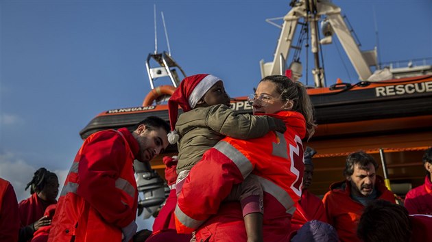 Do jihopanlskho pstavu u msta Algeciras v ptek rno dorazila lo nevldn organizace Open Arms s vce ne temi stovkami migrant. Na lodi je 139 nezletilch a 70 en (28.12.2018).