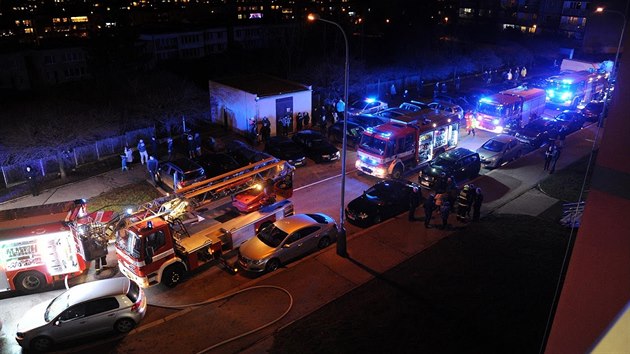 V ulici Dole�alova vzplanul na �t�dr� den v�no�n� stromek (24. prosince 2018).