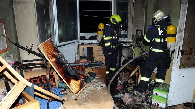 V ulici Dole�alova vzplanul na �t�dr� den v�no�n� stromek (24. prosince 2018).