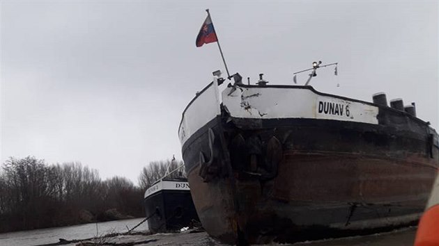 V Bratislav se dnes dopoledne na Dunaji utrhl ponton se znmou restaurac Knajpa (25. prosince 2018).