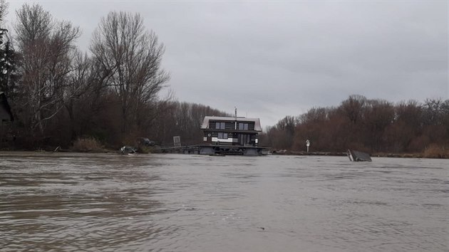 V Bratislav se dnes dopoledne na Dunaji utrhl ponton se znmou restaurac Knajpa (25. prosince 2018).