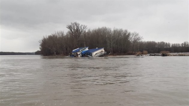 V Bratislav se dnes dopoledne na Dunaji utrhl ponton se znmou restaurac Knajpa (25. prosince 2018).