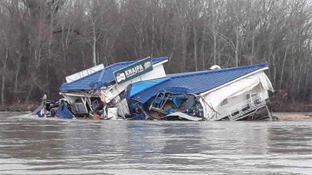 V Bratislav se dnes dopoledne na Dunaji utrhl ponton se znmou restaurac Knajpa (25. prosince 2018).