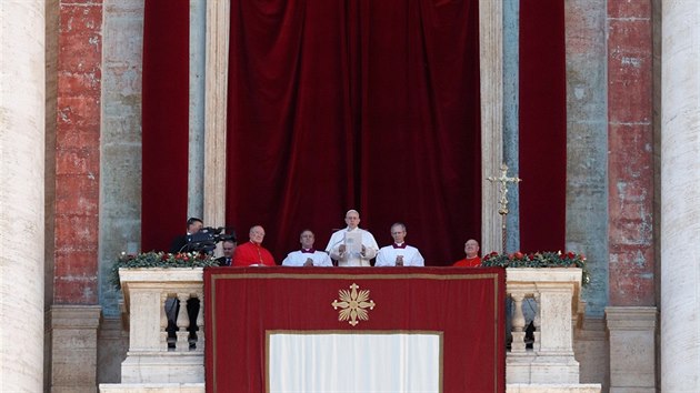 Pape Frantiek pi tradinm poselstv Mstu a svtu (Vatikn, 25.12.2018)