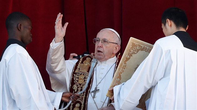 Pape Frantiek pi tradinm poselstv Mstu a svtu (Vatikn, 25.12.2018)