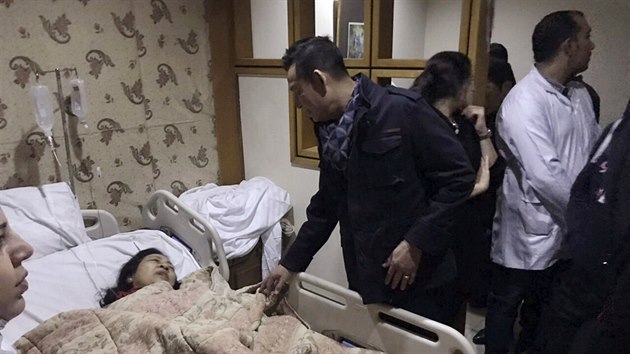 Velvyslanec Vietnamu v Egyptě navštívil v nemocnici vietnamskou turistku, kterou zranil útok na autobus v Gíze (Káhira, 28.12.2018)