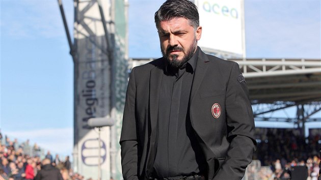 Zklaman trenr AC Miln Gennaro Gattuso odchz po zpase ve Frosinone (0:0).