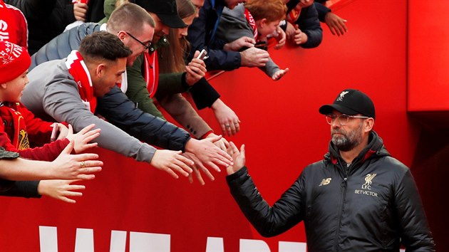 Liverpoolsk trenr Jrgen Klopp se zdrav s fanouky ped utknm s Newcastlem.