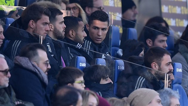 Cristiano Ronaldo (v horn ad vpravo) sleduje ponn spoluhr z Juventusu v utkn v Bergamu.